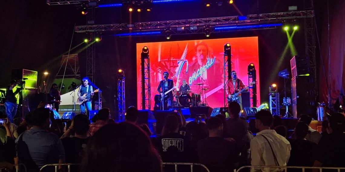 Disfrutan visitantes del Parque Madero el tercer día de Fiestas del Pitic con toneladas de rock