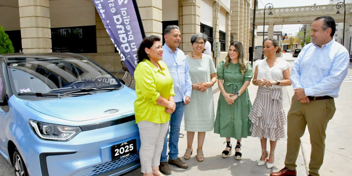 Entrega Antonio Astiazarán vehículo eléctrico a ganador del sorteo “En la H Cumpliendo ganas”