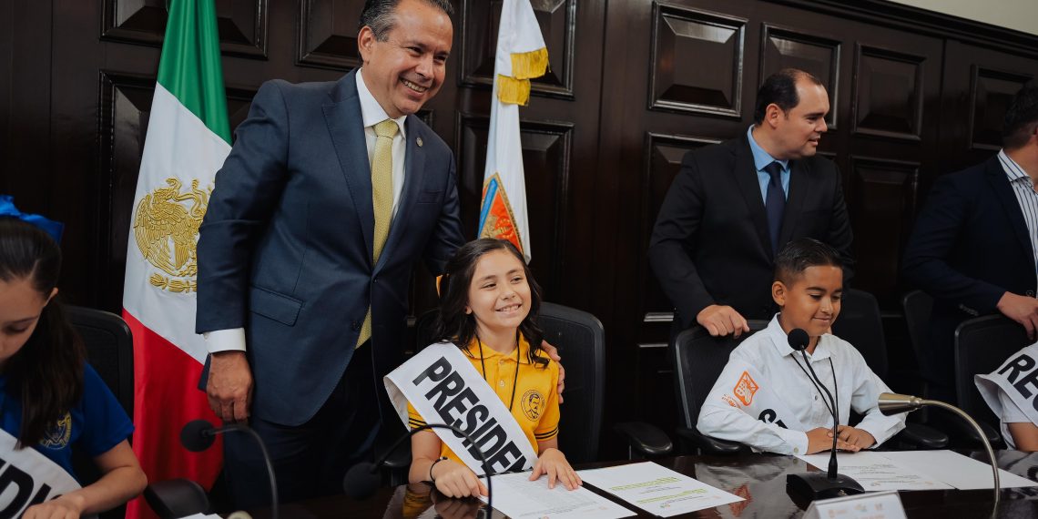 Felicita Toño Astiazarán a niñas y niños del 38 Cabildo Infantil de Hermosillo