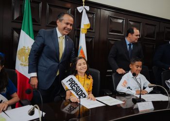 Felicita Toño Astiazarán a niñas y niños del 38 Cabildo Infantil de Hermosillo