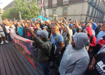 Maestros de CNTE bloquean accesos al Palacio Nacional