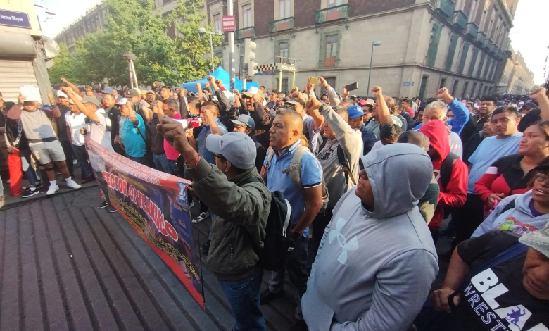 Maestros de CNTE bloquean accesos al Palacio Nacional