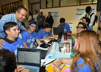 Integra Toño Astiazarán a jóvenes en Hackathon 2025 para modernizar Hermosillo con innovación
