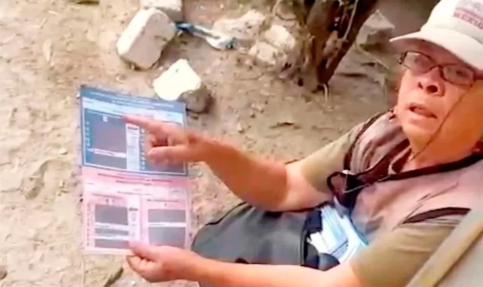 Reparten acordeones Servidores de la 4T