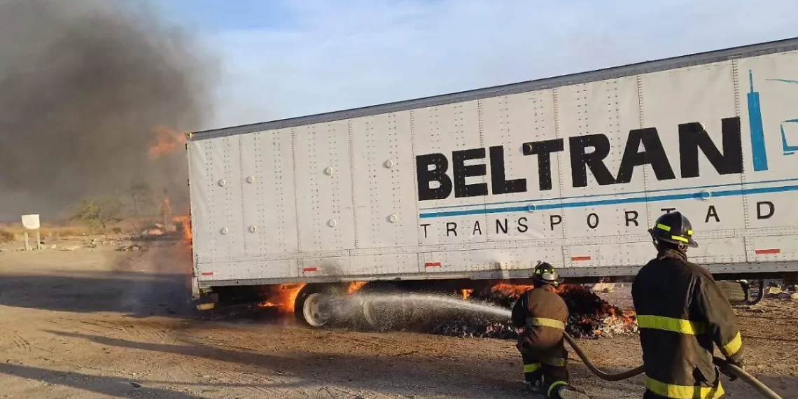 Se incendia caja de trailer con 35 toneladas de carbón sobre la carretera a Sonoyta
