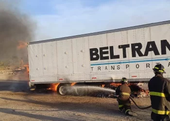 Se incendia caja de trailer con 35 toneladas de carbón sobre la carretera a Sonoyta