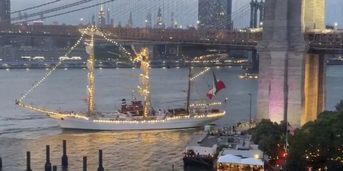 Retorna a México tripulación de buque de la Armada que chocó contra el puente de Brooklyn