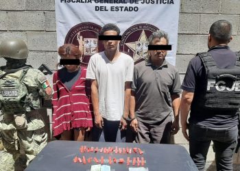 Aseguran droga y detienen a tres personas en cateo en Hermosillo