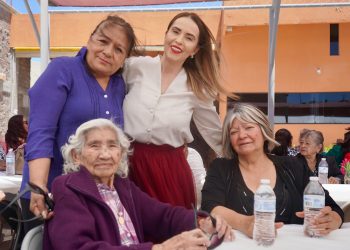 Festeja Marcela “Maval” Valenzuela a mamás por su día