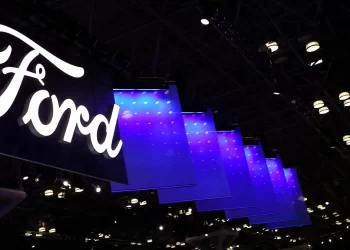 Ford advierte que sufrirá un golpe de mil 500 millones de dólares por aranceles de Trump