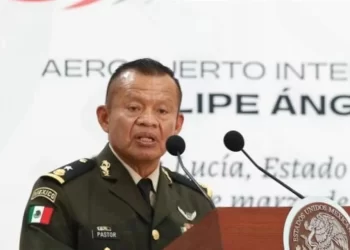 Denuncia desorden en AIFA ¡su director!