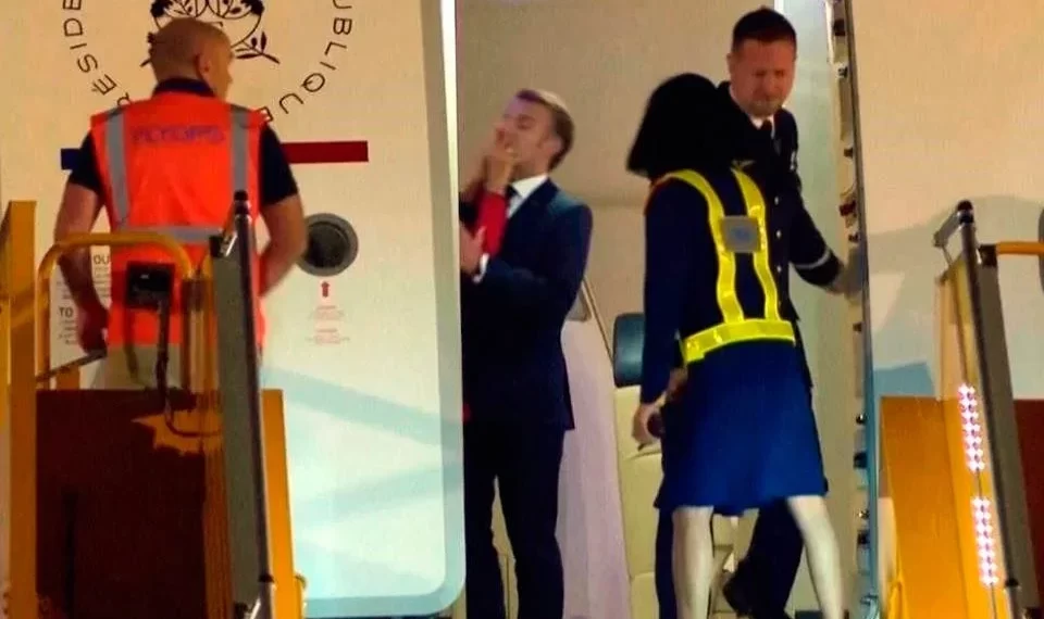 Viralizan manotazo a Macron; desmiente pelea con esposa