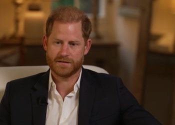 Se lanza otra vez contra su familia