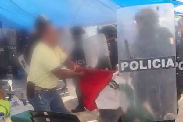 Reprime Tabasco plantón estudiantil