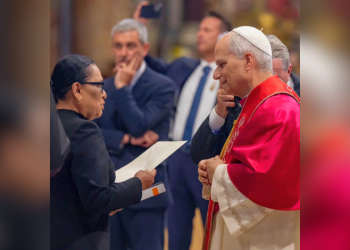 Rosa Icela entrega carta de invitación a México a papa León XIV