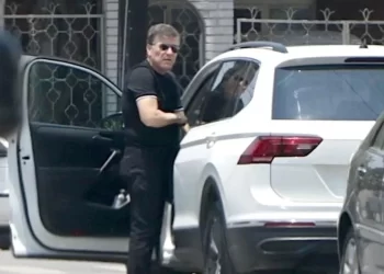 Exhiben a funcionarios de Gobierno de Nuevo León entregando acordeones para elección judicial