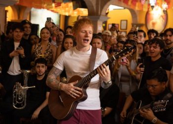 Ed Sheeran canta en el Tenampa rodeado de fans y mariachi