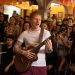 Ed Sheeran canta en el Tenampa rodeado de fans y mariachi