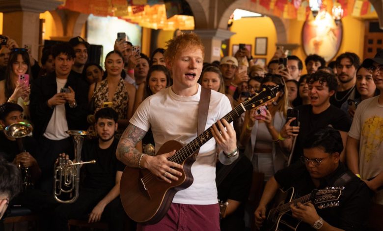 Ed Sheeran canta en el Tenampa rodeado de fans y mariachi