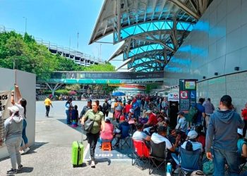 Se planta CNTE en T1 de AICM y llega a puertas de T2