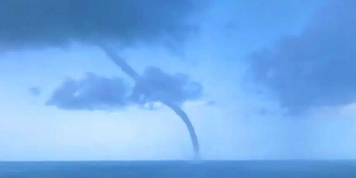 Una tromba marina aparece frente a la costa de Puerto Peñasco