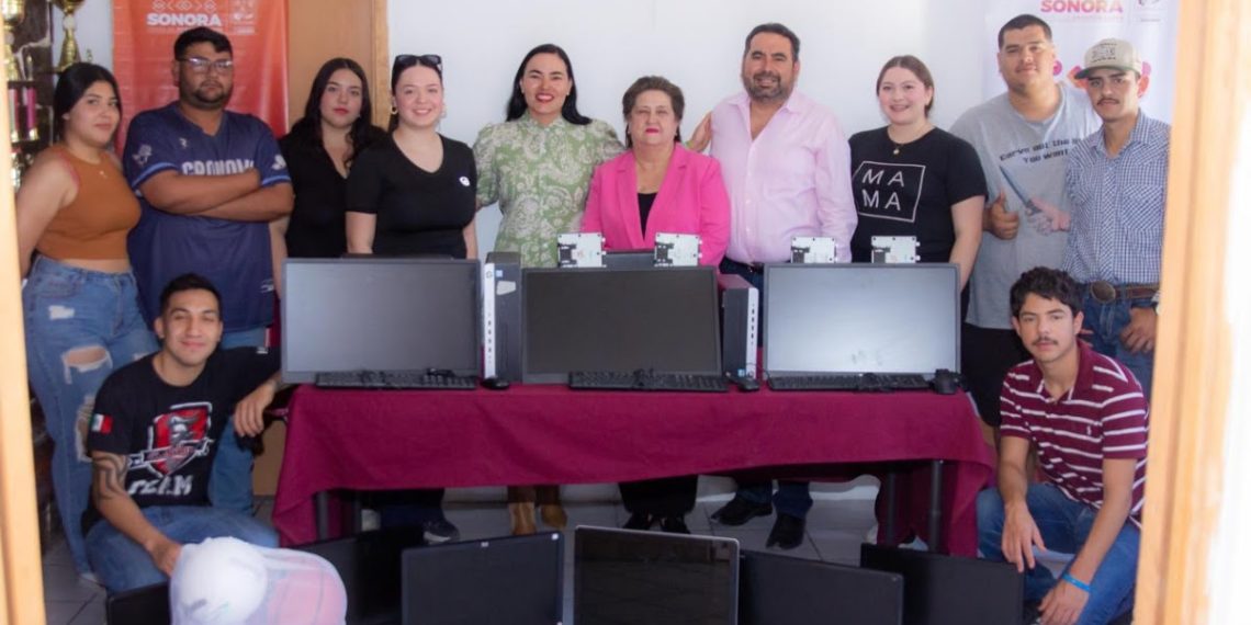 Gobierno de Sonora entrega computadoras a jóvenes de la Casa del Estudiante Urense