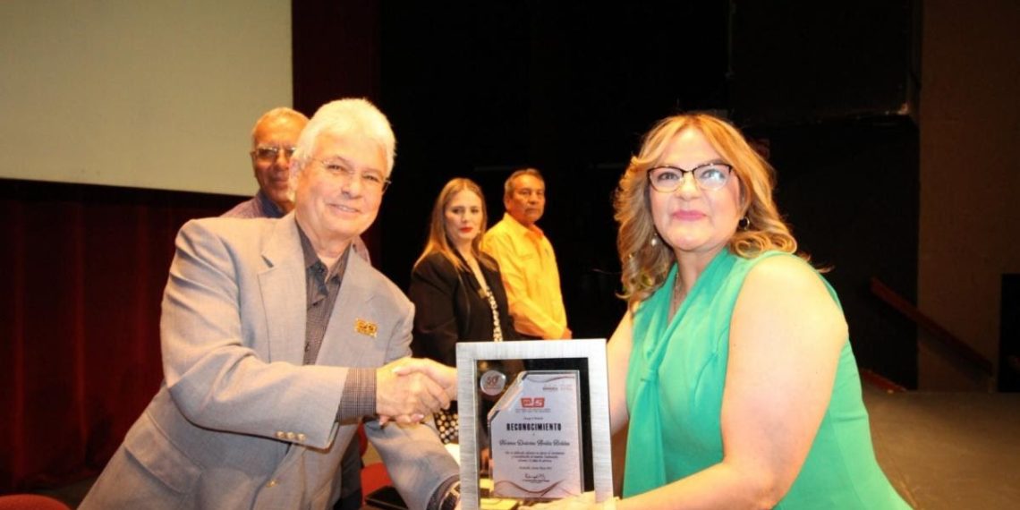 Entrega Gobierno de Sonora reconocimientos a docentes y personal: Cobach