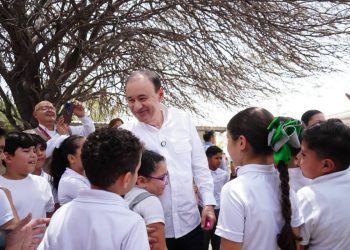 Con entrega de uniformes gratuitos, Gobernador Durazo convierte a Sonora en modelo nacional de educación