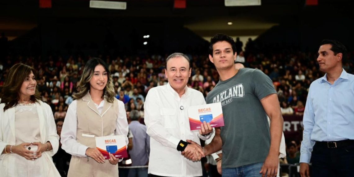 Gobernador Durazo cumple al beneficiar a más de 10 mil universitarios con becas académicas
