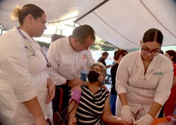 Acerca Toño Astiazarán atención y servicios del Municipio a la colonia Ley 57