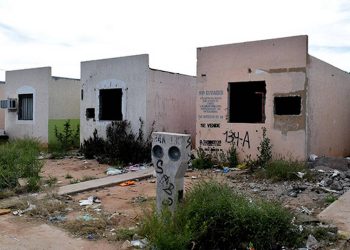 En 24 años, México pasó de construir viviendas en serie al abandono y la invasión masiva de casas