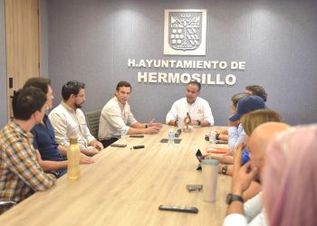 Cumple Toño Astiazarán a jóvenes ganadores de Smart City Hackathón para hacer realidad sus proyectos innovadores