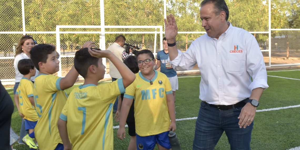 Cumple Toño Astiazarán a vecinos de Villas del Mediterráneo con rehabilitación de cancha de fútbol