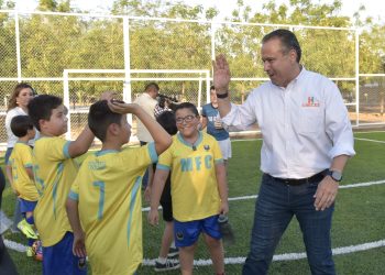 Cumple Toño Astiazarán a vecinos de Villas del Mediterráneo con rehabilitación de cancha de fútbol
