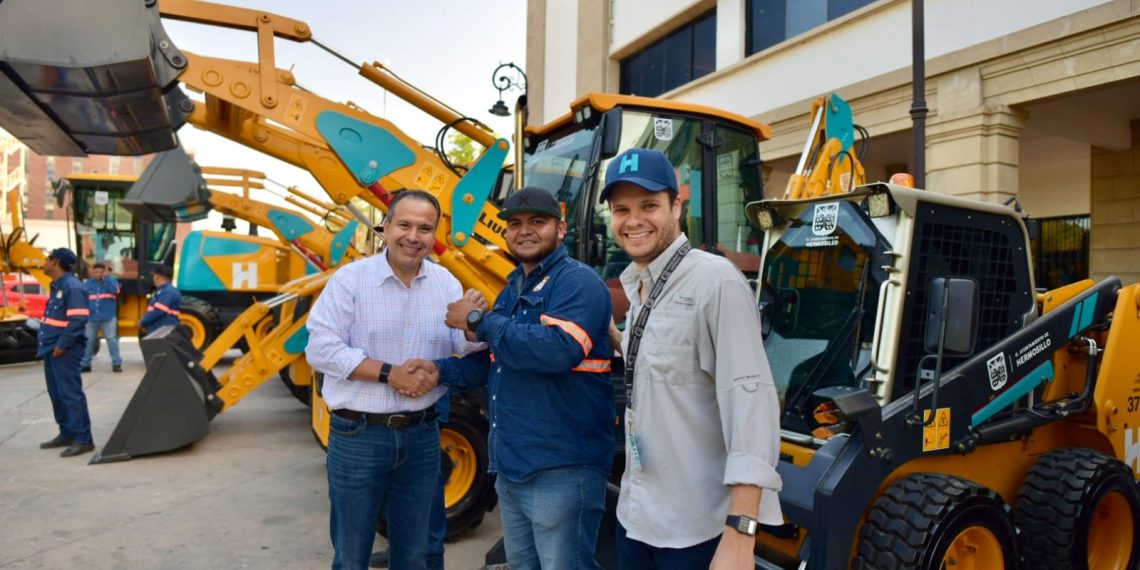 Entrega Toño Astiazarán moderna maquinaria para limpieza y reparación de calles