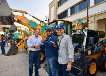 Entrega Toño Astiazarán moderna maquinaria para limpieza y reparación de calles