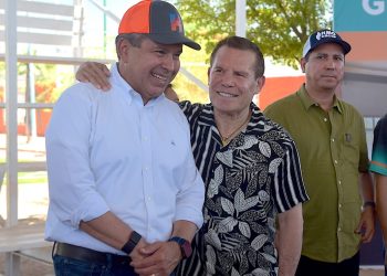 Inauguran Toño Astiazarán y Julio César Chávez rehabilitación de campo de futbol y gimnasio de box en Los Olivos