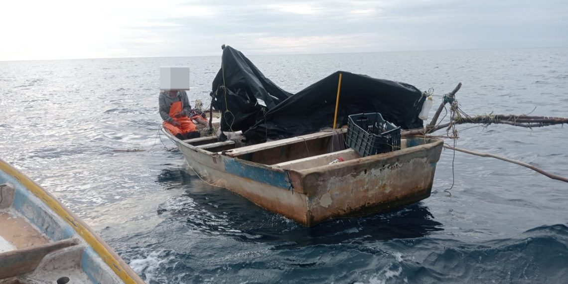 Hombre que navegaba a la deriva es rescatado por Marina