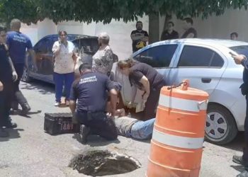 Hombre invidente resulta lesionado tras caer en alcantarilla