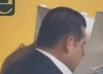 Captan al gobernador Alejandro Armenta con acordeón al emitir su voto