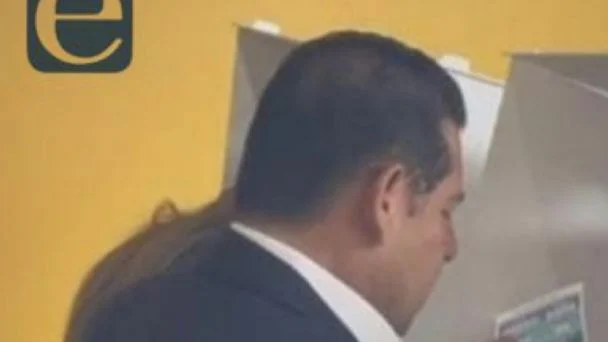 Captan al gobernador Alejandro Armenta con acordeón al emitir su voto