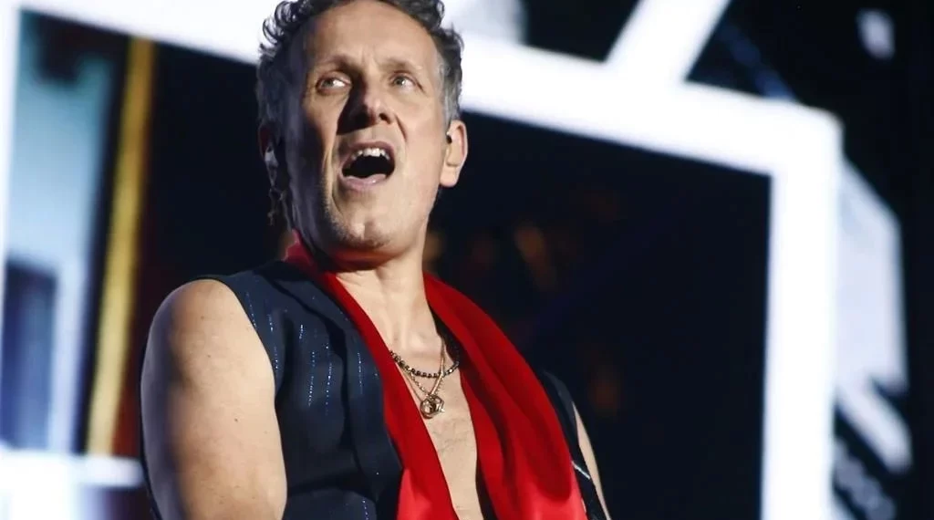 Vence guitarrista de Def Leppard al cáncer tras 12 años