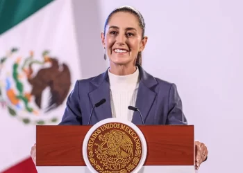 Sheinbaum anuncia reembolso a connacionales por impuesto a remesas en efectivo