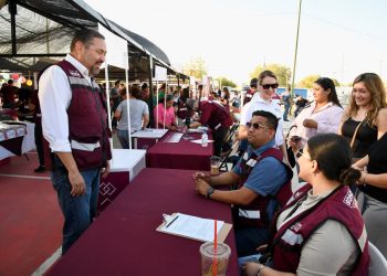 Gobernador Durazo acerca servicios gratuitos de “Sonora Atiende” a familias de la colonia Palo Verde