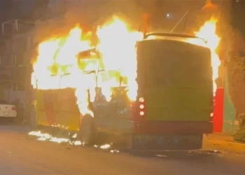 Hallan 5 cuerpos calcinados en autobús en Acapulco