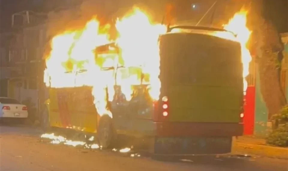 Hallan 5 cuerpos calcinados en autobús en Acapulco
