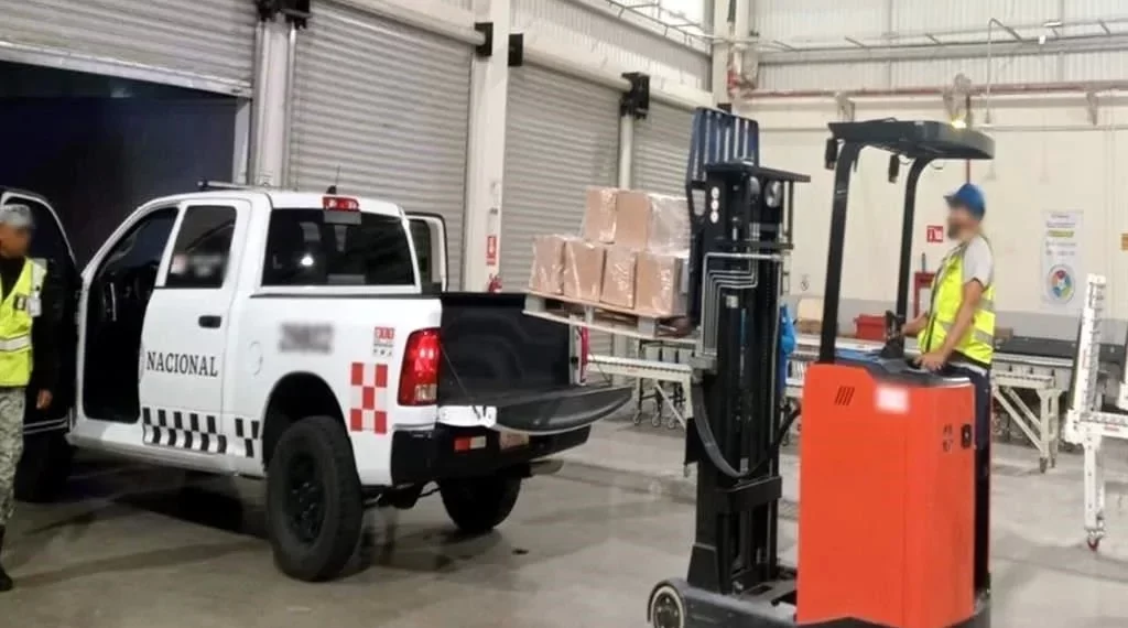 Aseguran metanfetamina en empresa de paquetería en AIFA