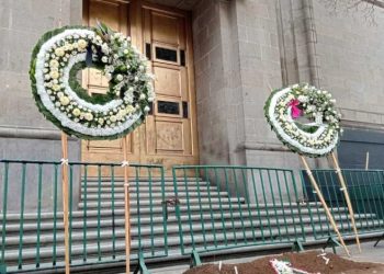 “RIP al Poder Judicial”; colocan coronas fúnebres en la SCJN