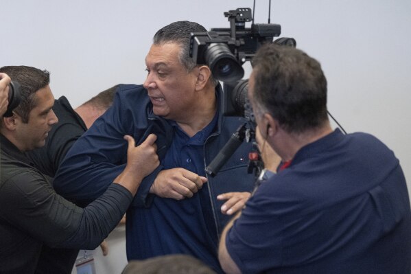 El senador Alex Padilla fue sacado a la fuerza de una conferencia de Noem