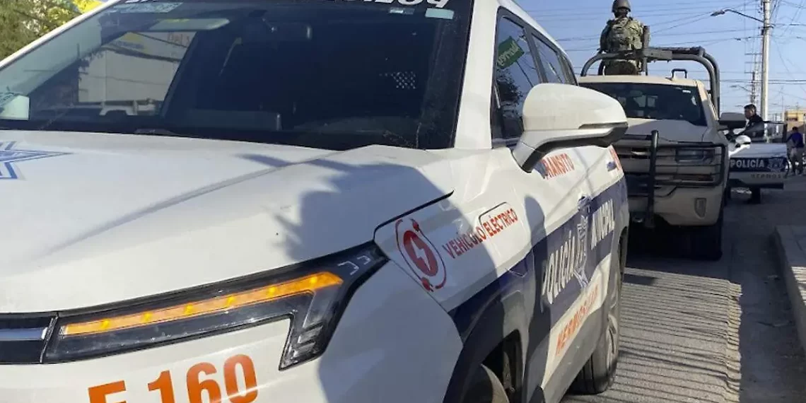 Hombre roba patrulla y choca contra papelería en Hermosillo